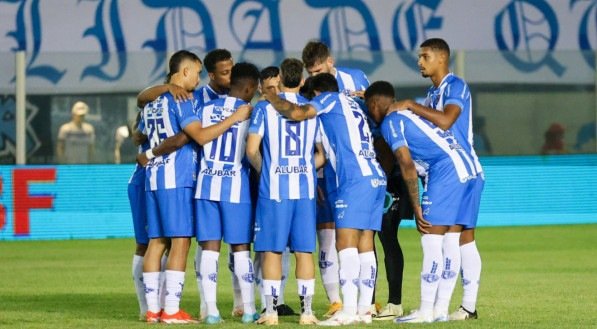 Imagem dos jogadores do Paysandu reunidos antes de partida