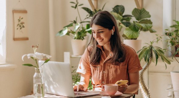 Mulher jovem inteligente em seu home office