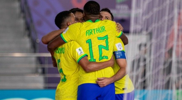 Jogadores do Brasil comemoram gol sobre a Costa Rica