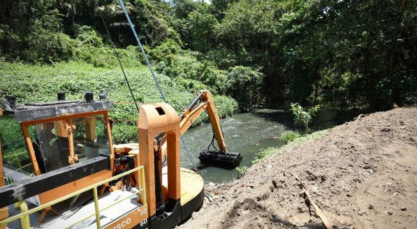 Obras de alargamento do Rio Tejipió.