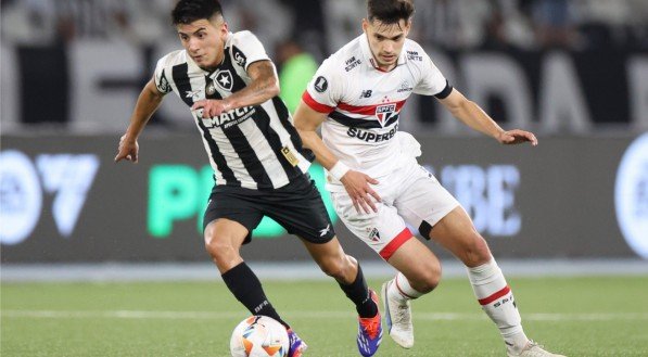 Thiago Almada em disputa de bola com Bobadilla