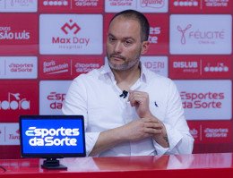 Edgard Montemor, executivo de futebol do Náutico, em coletiva de imprensa