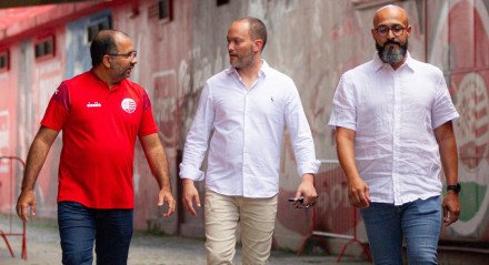 Imagem de Eduardo Granja (vice-presidente de futebol), Edgard Montemor (executivo) e Fábio Lins (superintendente de gestão) andando nos corredores dos Aflitos