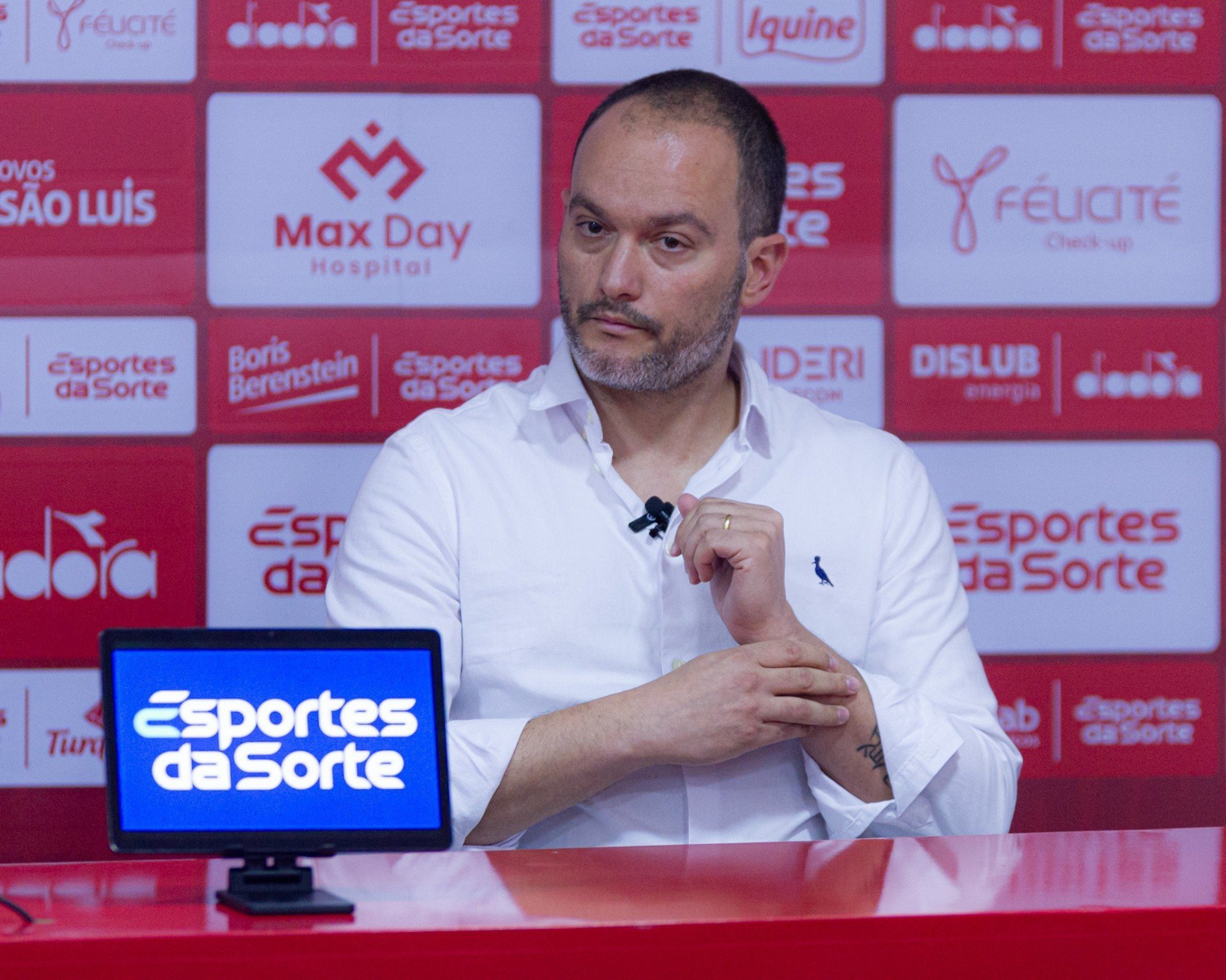 Edgard Montemor, executivo de futebol do Náutico, em coletiva de imprensa