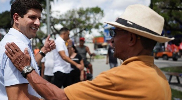 João Campos durante agenda de campanha no bairro de Beberibe