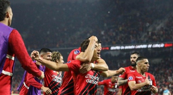 João Cruz celebra gol do Athletico contra o Racing na ida