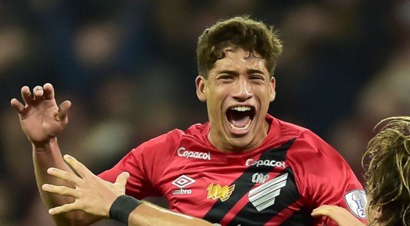 João Cruz celebra gol da vitória Athletico contra o Racing no primeiro jogo