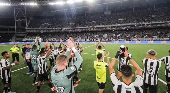 Jogadores do Botafogo cumprimentam os torcedores no Estádio Nilton Santos