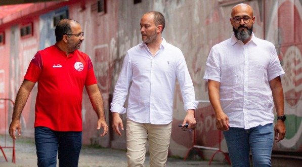 Eduardo Granja (vice-presidente de futebol), Edgard Montemor (executivo) e Fábio Lins (superintendente de gestão) nos corredores dos Aflitos