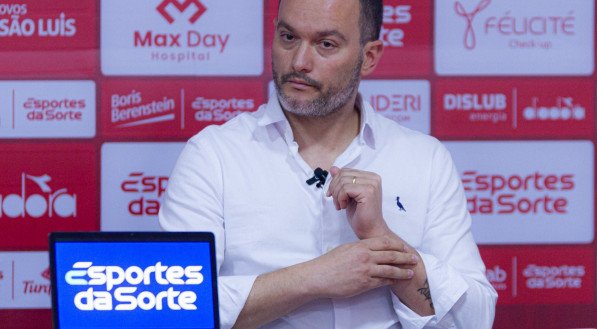 Imagem de Edgard Montemor, executivo de futebol do N&aacute;utico, em coletiva de imprensa