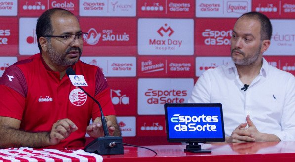 Vice-presidente do Náutico, Eduardo Granja (E), e o executivo de futebol, Edgard Montemor (D), em coletiva de imprensa