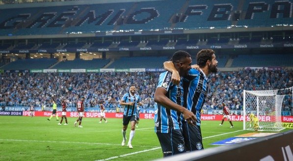 Diego Costa comemorando gol com os companheiros