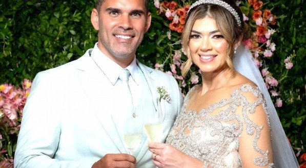 O engenheiro Ênio César e a dentista Marília Melo, no seu casamento no Famiglia Giuliano