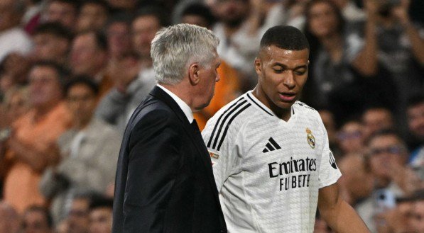 Mbappé cumprimenta e conversa com Carlo Ancelotti após substituição