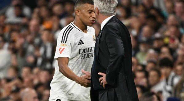 Mbappé cumprimenta e conversa com Carlo Ancelotti após substituição