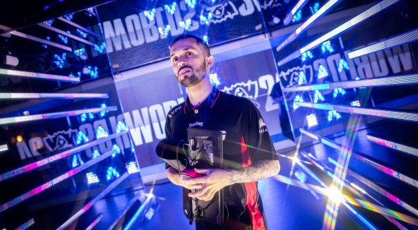 Imagem de Dynkedo, jogador da paiN Gaming, no Worlds 2024, o Campeonato Mundial de League of Legends