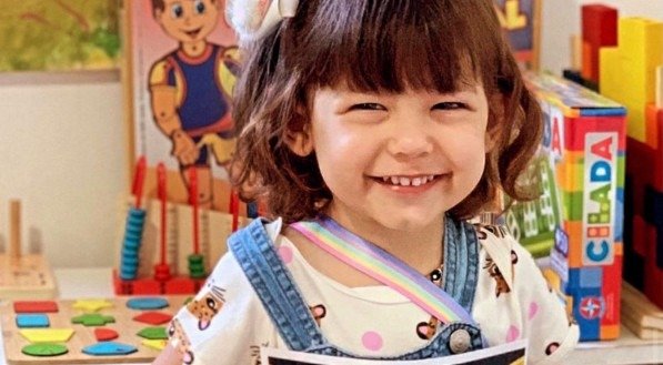 Pequena Pietra, de 3 anos, é recordista nacional em soletração.