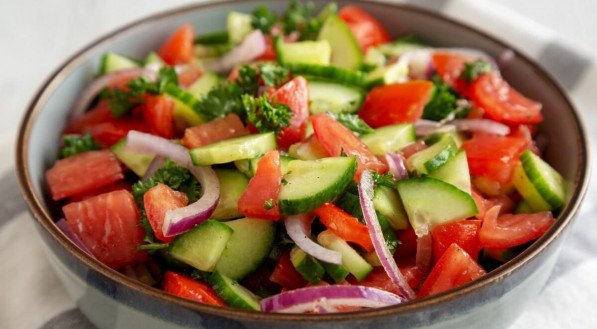 Salada de pepino com tomate e melancia (Imagem: Liudmyla Chuhunova | Shutterstock)