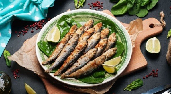 As sardinhas são um alimento acessível e nutritivo, repleto de benefícios para a saúde (Imagem: Nadiia Loboda | Shutterstock)