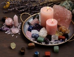 Terapia de cristais de chakra curando. Rituais alternativos, pedras preciosas para o bem-estar, meditação, desestes