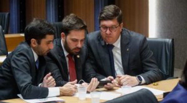 Os deputados Aglaison Victor, Claudiano Martins Filho e Joaozinho Tenório conferem as novidades no plenário da Assembleia Legislativa