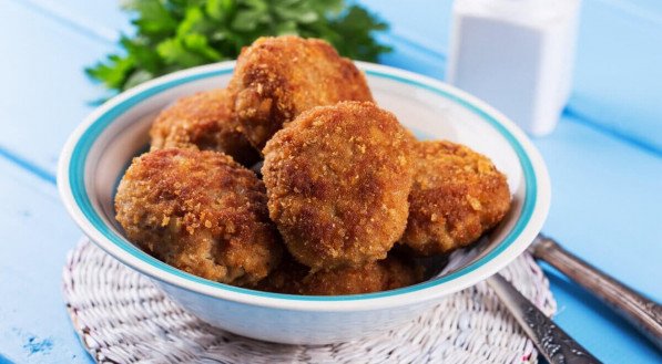 Bolinho de frango com requeijão (Imagem: Estudio Originar | Shutterstock)