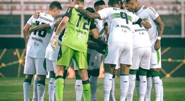 Jogadores do Coritiba reunidos no campo antes do jogo começar