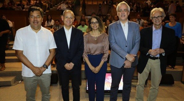 O deputado federal Mendon&ccedil;a Filho, o secret&aacute;rio de Educa&ccedil;&atilde;o do Recife, Fred Am&acirc;ncio, a rep&oacute;rter Mirella Ara&uacute;jo, o secret&aacute;rio de Educa&ccedil;&atilde;o de Pernambuco, Alexandre Schneider, e o ex-reitor da UFPE, Mozart Neves Ramos, participaram de um evento no audit&oacute;rio Gra&ccedil;a Ara&uacute;jo do Sistema Jornal do Commercio, dedicado ao JC Educa&ccedil;&atilde;o