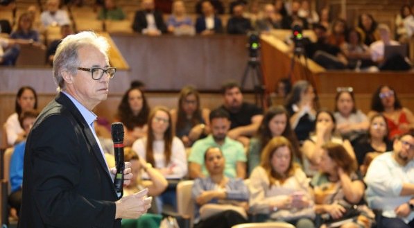 O professor Mozart Neves Ramos falando para o público no auditório Graça Araújo, no Sistema Jornal do Commercio, no JC Educação