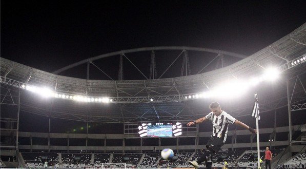 Thiago Almada em cobrança de escanteio no Estádio Nilton Santos