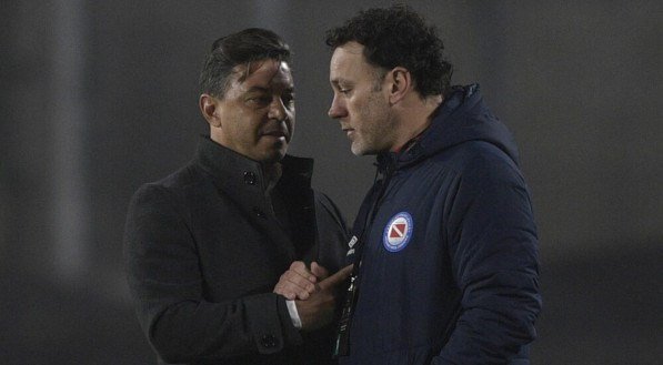 Gabriel Milito e Marcelo Gallardo se cumprimentam