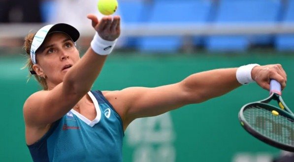 Imagem de Bia Haddad sacando no WTA de Seul