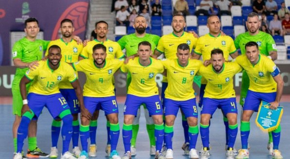 Imagem dos jogadores da seleção brasileira de futsal antes de enfrentar a Costa Rica