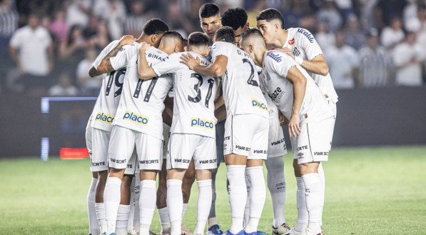 Imagem dos jogadores do Santos em partida contra o Novorizontino