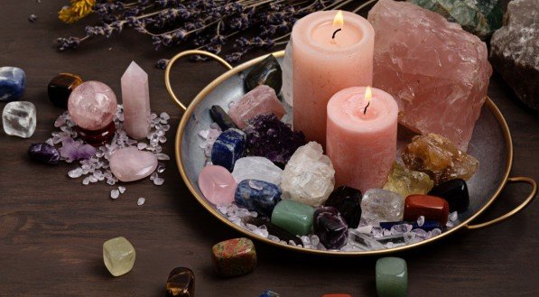 Terapia de cristais de chakra curando. Rituais alternativos, pedras preciosas para o bem-estar, meditação, desestes