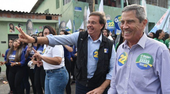 O candidato a prefeito do Recife Gilson Machado (PL), ao lado do General Braga Netto, em evento de campanha no Recife