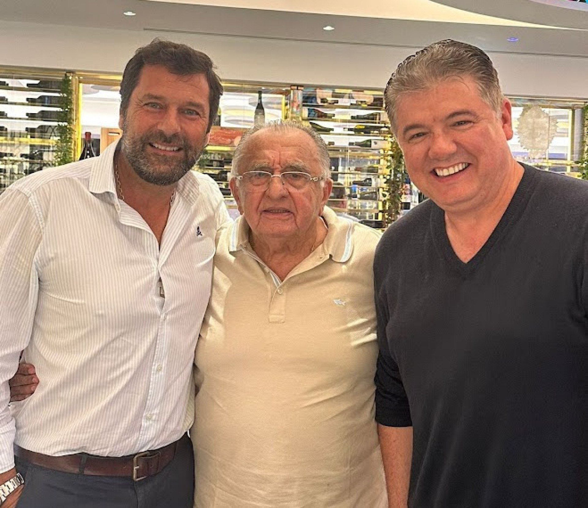 Em temporada em Portugal, nosso presidente João Carlos Paes Mendonça almoçou com Tomás Roquette, da Quinta do Castro e Rui Silva, do Ruizito do Recife Arquivo Pessoal