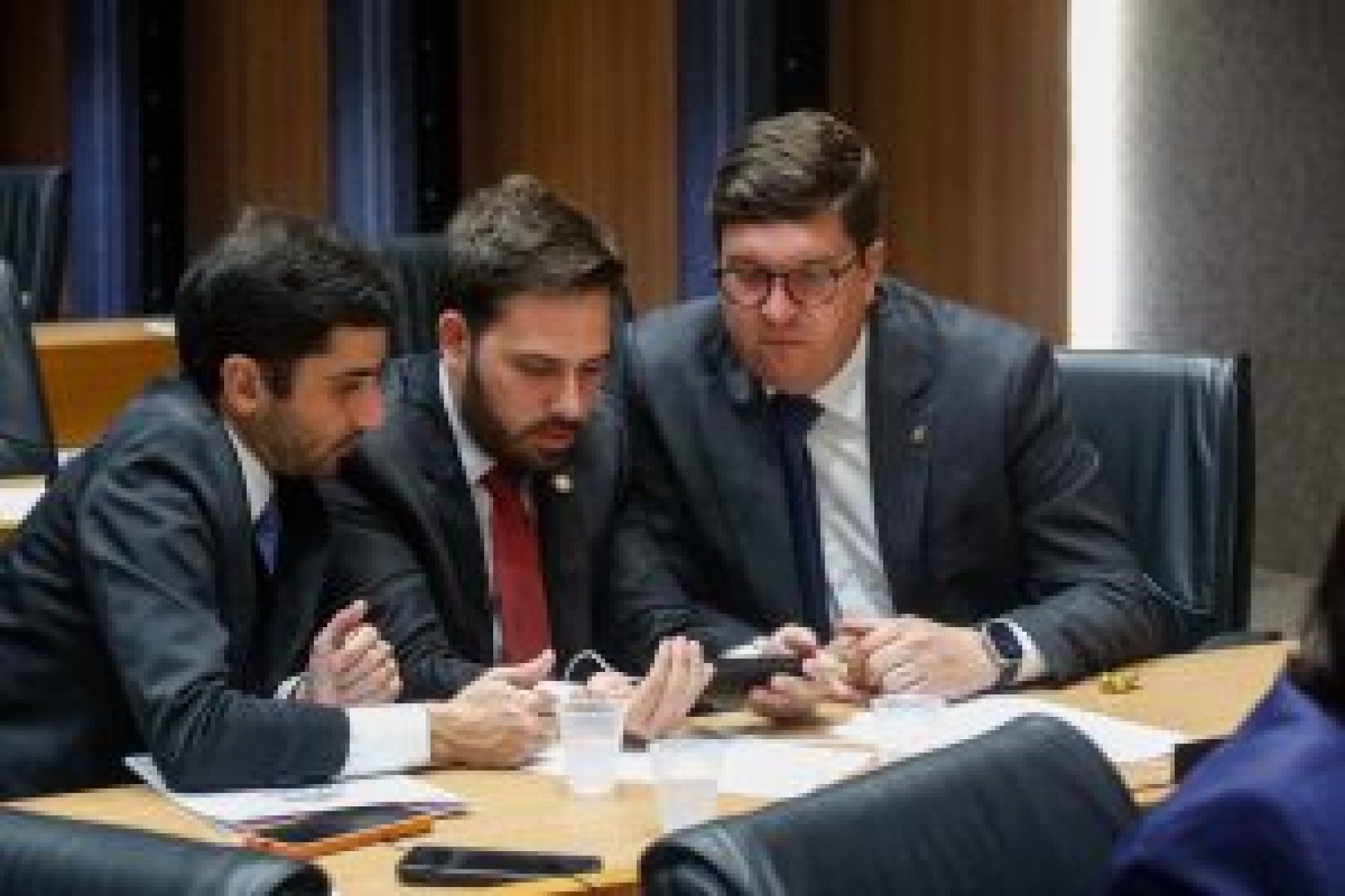 Os deputados Aglaison Victor, Claudiano Martins Filho e Joaozinho Tenório conferem as novidades no plena´rio da Assembleia Legislativa Arquivo Pessoal