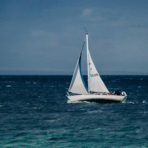 Imagem ilustrativa de um barco de passeio em alto mar