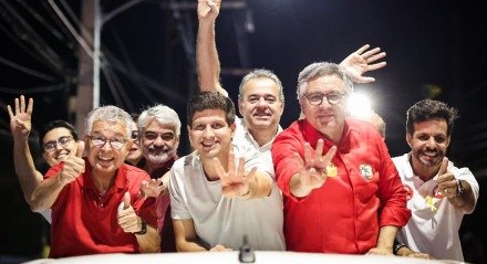 O candidato à reeleição no Recife, João Campos (PSB), em carreata com Elias Gomes (PT), candidato à prefeitura de Jaboatão, na última quinta-feira (26)