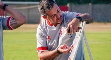 Imagem do técnico Marquinhos Santos no treino do América-RN