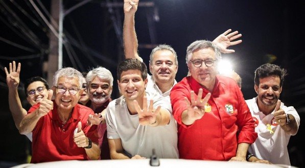 O candidato à reeleição no Recife, João Campos (PSB), em carreata com Elias Gomes (PT), candidato à prefeitura de Jaboatão, na última quinta-feira (26)