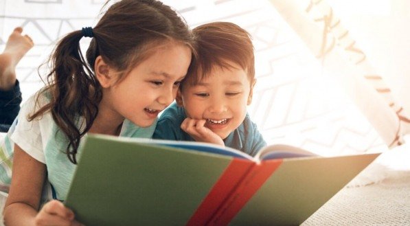 Os livros ensinam e divertem as crianças (Imagem: PeopleImages.com - Yuri A | Shutterstock)