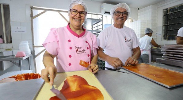 Vera Peixoto e o marido Marcelo Gomes querem dobrar a produção da sua fábrica de bolo de rolo, hoje na Iputinga, Recife