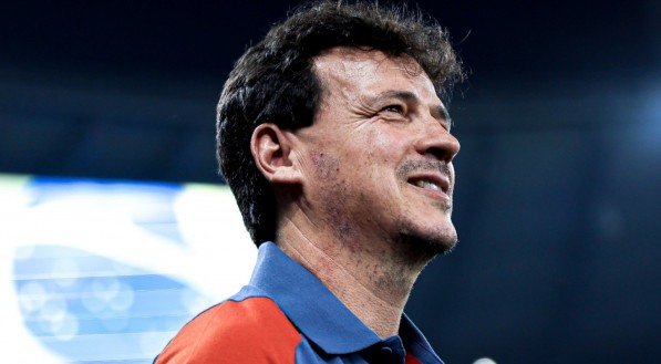 Fernando Diniz olhando pra cima e sorrindo