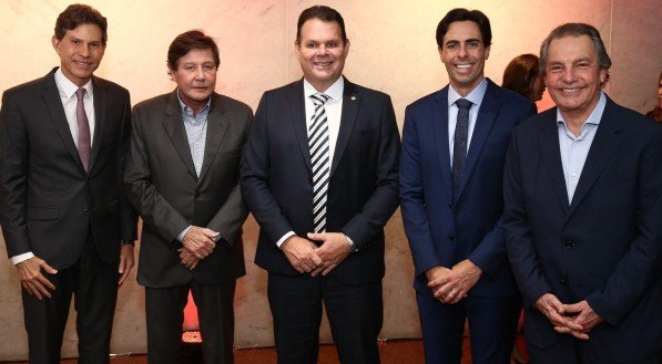 Diego Villar, CEO da Moura Dubeux, ao receber o título de Cidadão de Pernambuco, com o deputado Frances Hacker e Aluísio, Gustavo e Marcos Dubeux