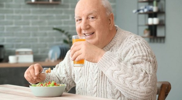 Alguns nutrientes são de extrema importância para a saúde da terceira idade (Imagem: Pixel-Shot | Shutterstock)