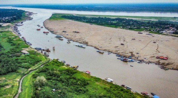 Visão aérea mostra o nível baixo do rio Amazonas na cidade colombiana de Leticia