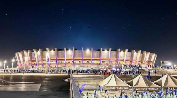 Área externa no Mineirão, com torcedores entrando no estádio