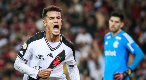 Philippe Coutinho puxando a camisa e comemorando gol
